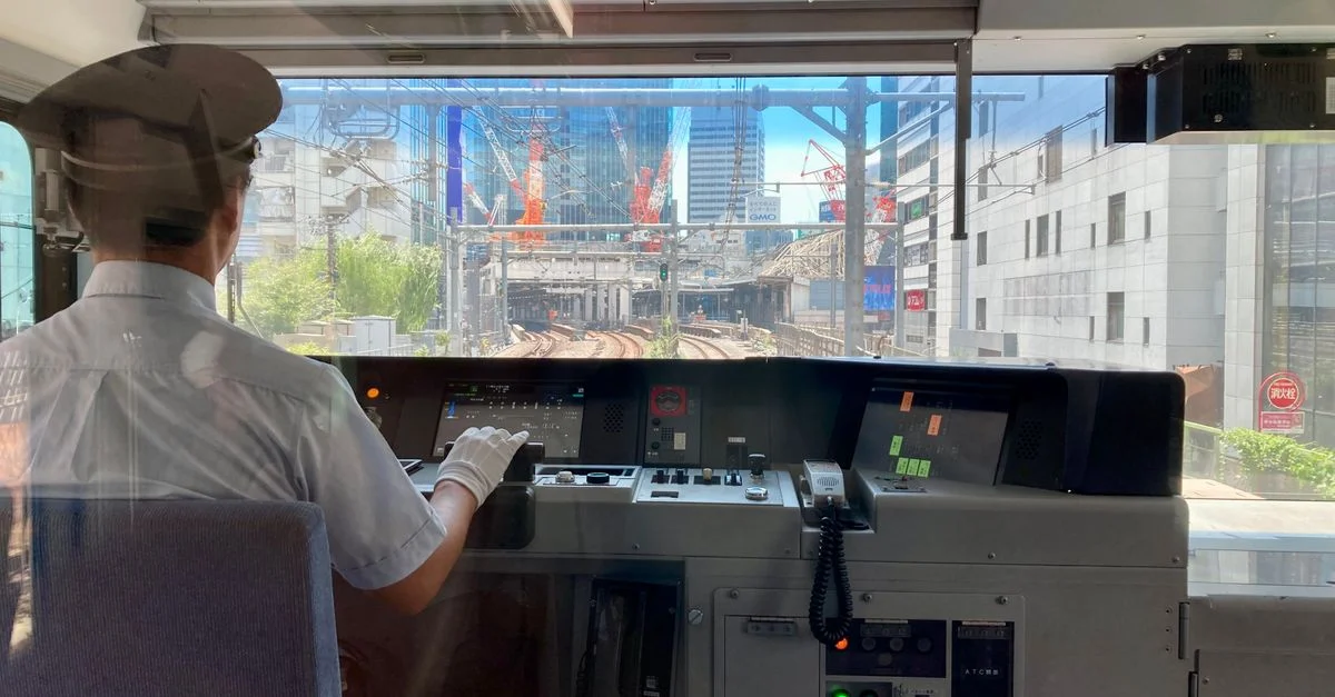 Vue d'un opérateur de train à Tokyo se dirigeant vers la gare de Shibuya, Japon.