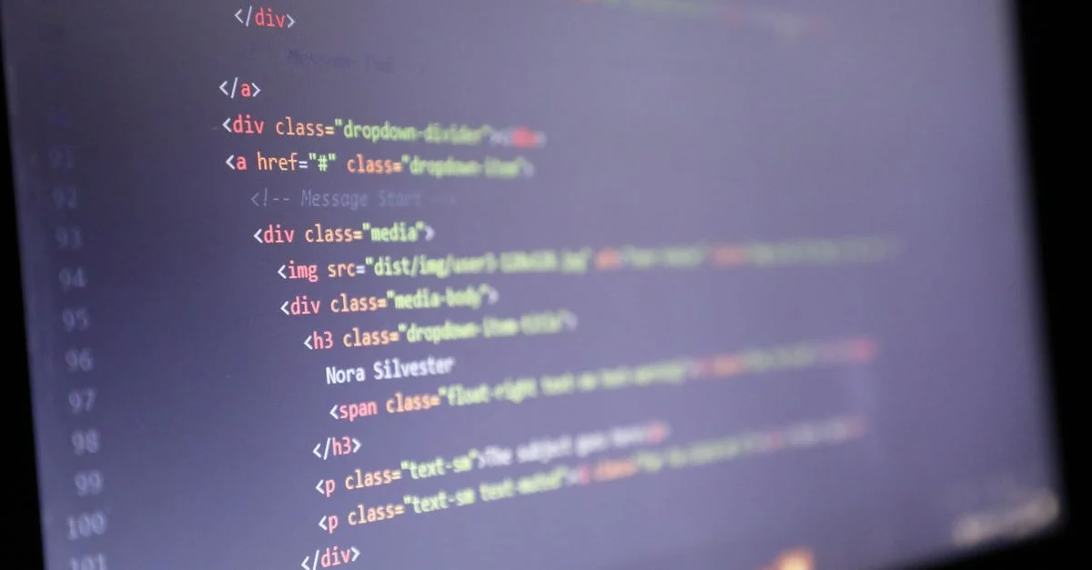 Code HTML illuminé affiché sur un écran d'ordinateur, vue rapprochée.
