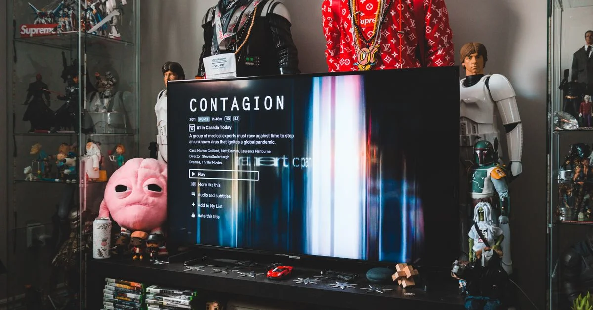 Salon élégant avec figurines, télévision et objets de collection de la culture pop.