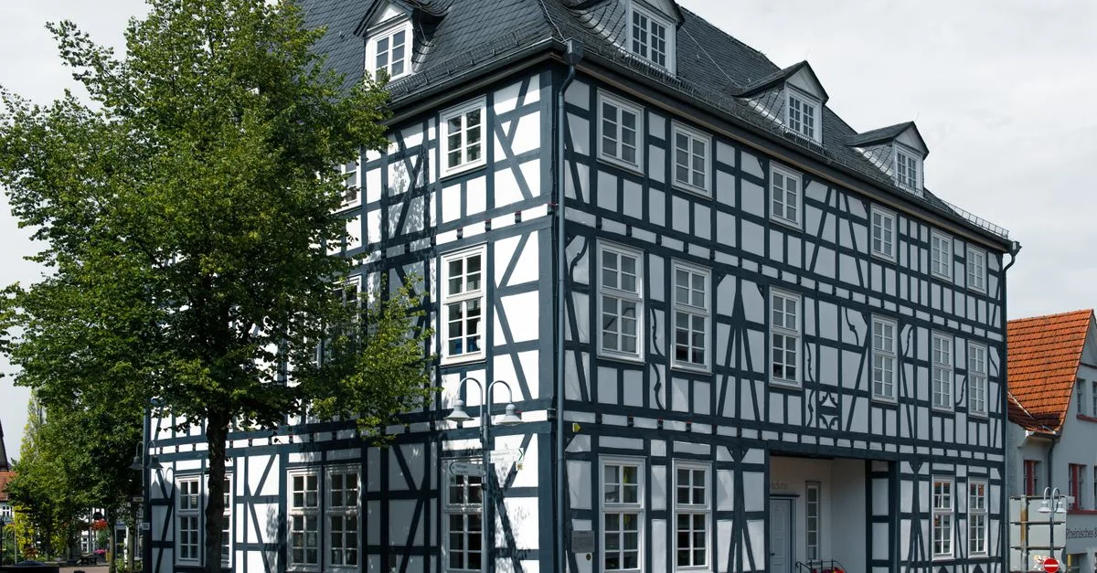 Une maison à colombages pittoresque dans la ville historique de Korbach, en Hesse, présentant l'architecture allemande.